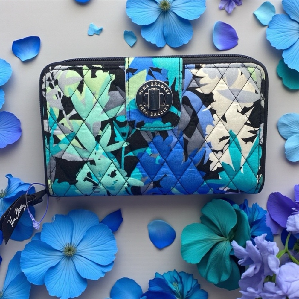 🖤🤍💙Vera Bradley🖤🤍💙Camofloral Turn Lock Wallet in Cotton/NWOT